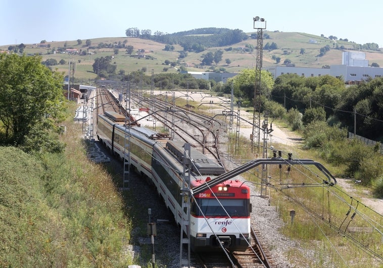 Un tren vacío y sin maquinista colisiona a poca velocidad con otro en